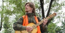 Киевский бард Саныч поет на улицах Биробиджана Владимир Иващенко