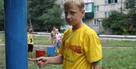 Беседку покрасили в синий Владимир Иващенко
