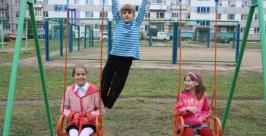 Коммунальщики подарили спортплощадку детям в Биробиджане Владимир Иващенко