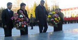 Делегация города Ичунь возложила цветы к Вечному огню в Биробиджане Макс Кисляков