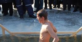 Сотни верующих  Биробиджанцев  пришли в Крещение на реку Биру за освященной водой Наталья Мурье
