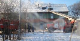Квартира в деревянном двухэтажном доме вспыхнула сегодня в Биробиджане Персс-служба ГУ МЧС России по ЕАО