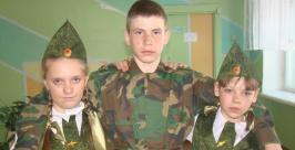 Смотр строя и песни для учащихся школы в Биробиджане стал еще и конкурсом юных кутюрье Владимир Иващенко