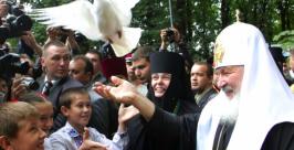 Патриарх Кирилл http://images.yandex.ru/yandsearch?text=фото патриарха кирилла&noreask=1&img_url=www.tgl.ru/images/upload/Patriarch%20i%20golub0102201