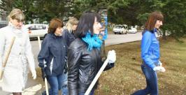 Вопреки непогоде сотрудники мэрии Биробиджана вышли сегодня на субботник Владимир Иващенко