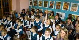 День семьи первоклассники и их родители в Биробиджане отметили с книгой в руках Владимир Иващенко