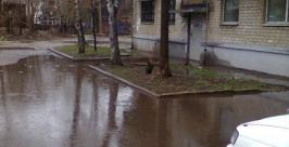 Огромная лужа возле подъезда   Народный корреспондент