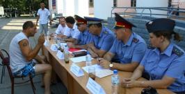 Общественная приемная ГИБДД работала в Биробиджане под открытым небом Владимир Иващенко