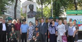 Общее фото возле бюста Героя на пограничной заставе Ирина Ивагина
