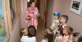 Эстафету проведения экскурсии здесь принимает библиотекарь общественной организации Галина Бойчук Владимир Иващенко