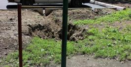 Ямы остались после благоустройства двора по ул. Миллера, 11 в Биробиджане Народный корреспондент