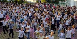 Акция &quotБира Данс&quot объединила в едином танце молодежь Биробиджана Ольга Бойко