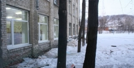 Окна в школе №6 Биробиджана меняют посреди учебного года  Владимир Иващенко