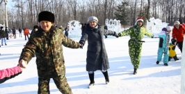 Водить хороводы и кидаться снежками будут биробиджанцы на зимних каникулах Владимир Иващенко
