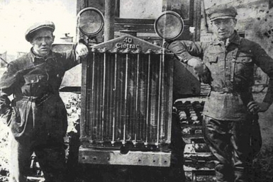 Один из первых гусеничных тракторов перед отправкой в Бирофельд. 1930г. Госархив ЕАО