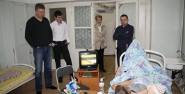 Мэр поздравляет Дениса Тихомирова Владимир Иващенко