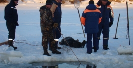 Труп водителя трактора, провалившегося под лед, достали спасатели ЕАО пресс-служба ГУ МЧС России по ЕАО 