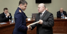 Сотрудников Следственного комитета на торжественном собрании поздравил губернатор ЕАО www.eao.ru 