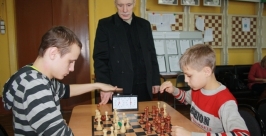 Справа - один из сильнейших юных шахматистов области Вячеслав Гранин Владимир Иващенко 