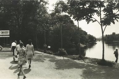Центральный вход в городской парк культуры и отдыха. 1970 г. Госархив ЕАО