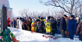 Память погибших солдат Гражданской войны почтили депутаты и молодежь ЕАО Фото с сайта Законодательного Собрания ЕАО 