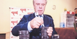 Вячеслав Фетисов подписывает шайбу РИА ЕАОmedia 