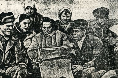 Агитатор колхоза &quotВалдгейм&quot, бригадир овощеводов Ш.М. Кочина проводит беседу о событиях на фронте. Март 1942 г. с. Валдгейм. Госархив ЕАО