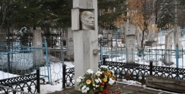 К могиле поэта Исаака Бронфмана в день его 100-летия были возложены цветы РИА ЕАОmedia