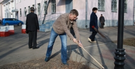 Мэр Биробиджана на субботнике Владимир Иващенко