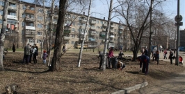 Школьники вместе с родителями очищают муниципальную территорию в Биробиджане РИА ЕАОmedia