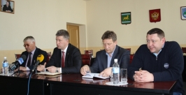 Мэр города Андрей Пархоменко вместе с директорами управляющих компаний РИА ЕАОmedia