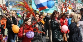 Более 3 тысяч биробиджанцев прошли первомайским шествием по улицам города РИА EAOmedia