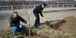 Первыми участниками акции &quotПосади свое дерево!&quot в Биробиджане стали сотрудники полиции РИА EAOmedia