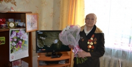 Следователи ДФО поздравили ветерана Великой Отечественной войны из с. Волочаевка ЕАО с 9 М Дальневосточное следственное управление на транспорте СКР