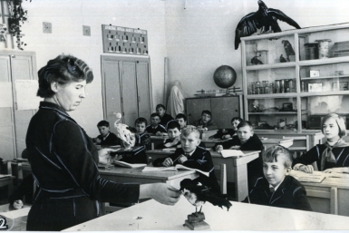 Учитель биологии Бирской школы Г.А. Некрасова ведет урок 1974 год Госархив ЕАО