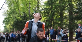 Девушка должна поймать на полном ходу сосиску, подвязанную на удочку РИА EAOmedia