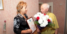 Известного в регионе портного Петра Вейцера с 80-летием поздравили депутаты ЕАО пресс-служба областного парламента 