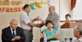 Приветственный адрес вице-губернатор вручил управляющему отделением ПФР по ЕАО Виктору Тугаринову www.eao.ru