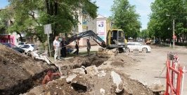 Место провала грузовика на дороге в центре Биробиджана должны восстановить за три дня  Константин Земляникин