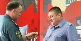 Медаль вручает Александр Сафронов Пресс-служба УМВД России по ЕАО