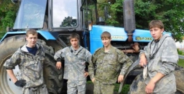 Рабочая молодежь с.Амурзет ЕАО  встретила трудовое лето за рулем тракторов  Надежда Гришина, Биробиджанская звезда