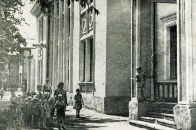 Обл. библиотека им. Шолом- Алейхема и музей ЕАО на ул. Ленина Госархив ЕАО