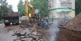Под проливным дождем в Биробиджане меняют технический водовод ТЭЦ ИА ЕАОmedia