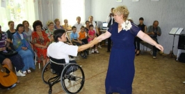 Алла Палькина и Денис Якимов танцуют рок-н-ролл корр. ИА ЕАОmedia