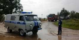 Мать с двумя детьми обнаружили полицейские в затопленном доме в с. Кукелево ЕАО Пресс-служба УМВД России по ЕАО