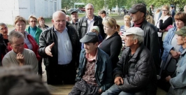 Александр Винников встретился с эвакуированными жителями Ленинского района www.eao.ru