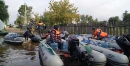 Спасатели продолжают доставлять воду отказавшимся от эвакуации в п. Николаевка ЕАО Пресс-служба ГУ МЧС по ЕАО