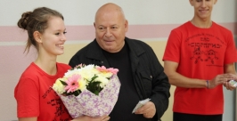 Школа танца &quotСюрприз&quot первой получила юбилейное панно от Заксобрания ЕАО Пресс-служба Законодательного Собрания ЕАО