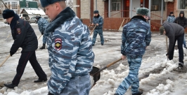 Сотрудники ОВО чистят снег у здания службы Анна Панфилова