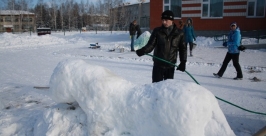 Горожане подарили детям снежный городок Владимир Иващенко